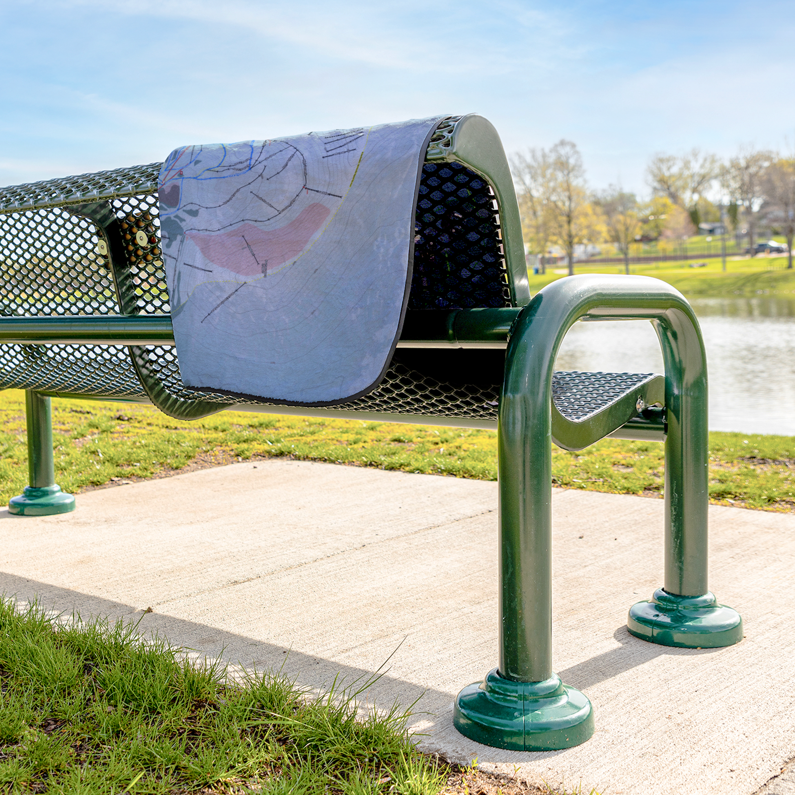 Alyeska_StadiumBlanket_Lifestyle_Bench_V_AS_Mockup.png