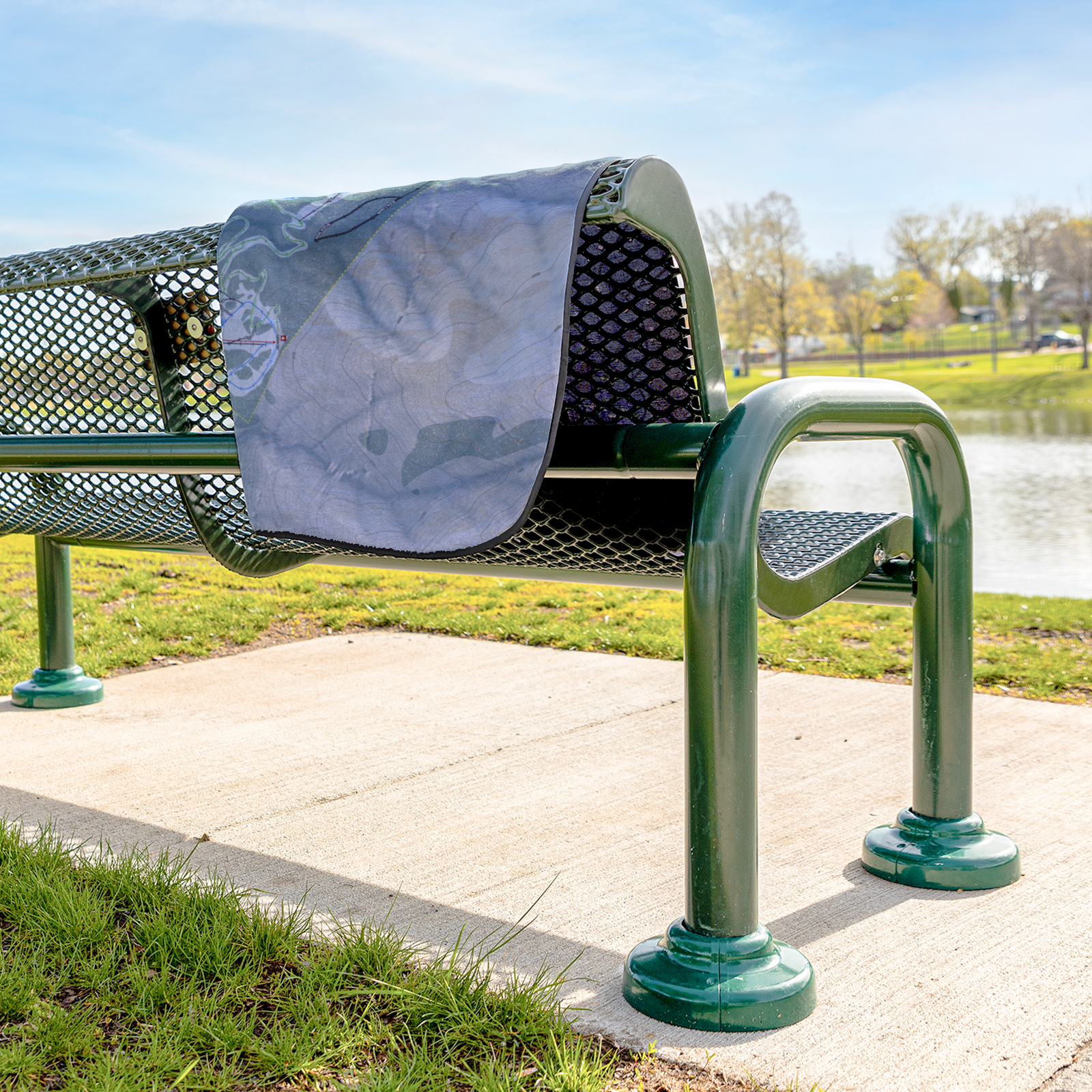 NordicValley_StadiumBlanket_Lifestyle_Bench_V_AS_Mockup.png