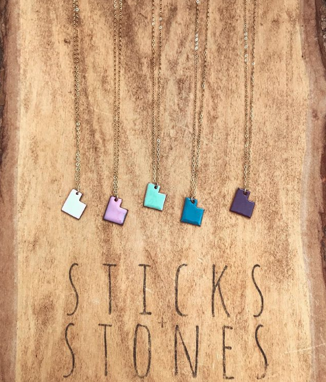 ENAMELED UTAH PENDANT NECKLACE - Powderaddicts