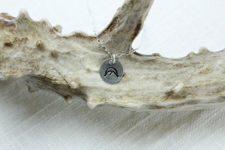 STAMPED MOUNTAIN SUNSET CIRCLE PENDANT NECKLACE - Powderaddicts