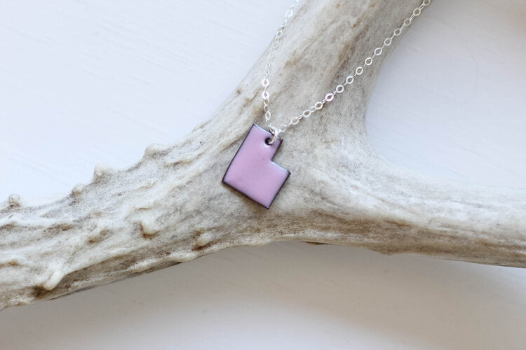 ENAMELED UTAH PENDANT NECKLACE - Powderaddicts