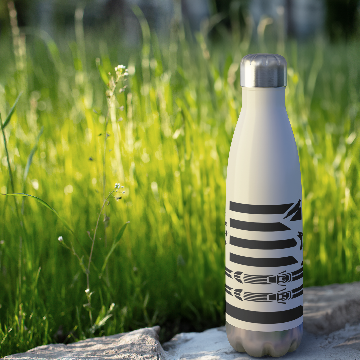 250_USA_Ski_Flag_20oz_Insulated_Water_Bo_WaterBottle_Outdoor_grass_Mockup.png_15791233