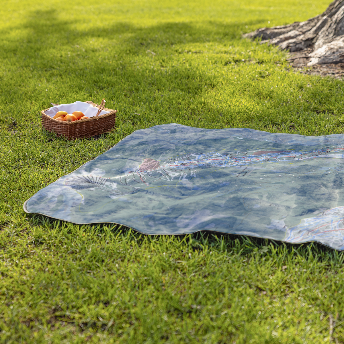 AspenHighlands_StadiumBlanket_Lifestyle_Grass_V_AS_Mockup.png