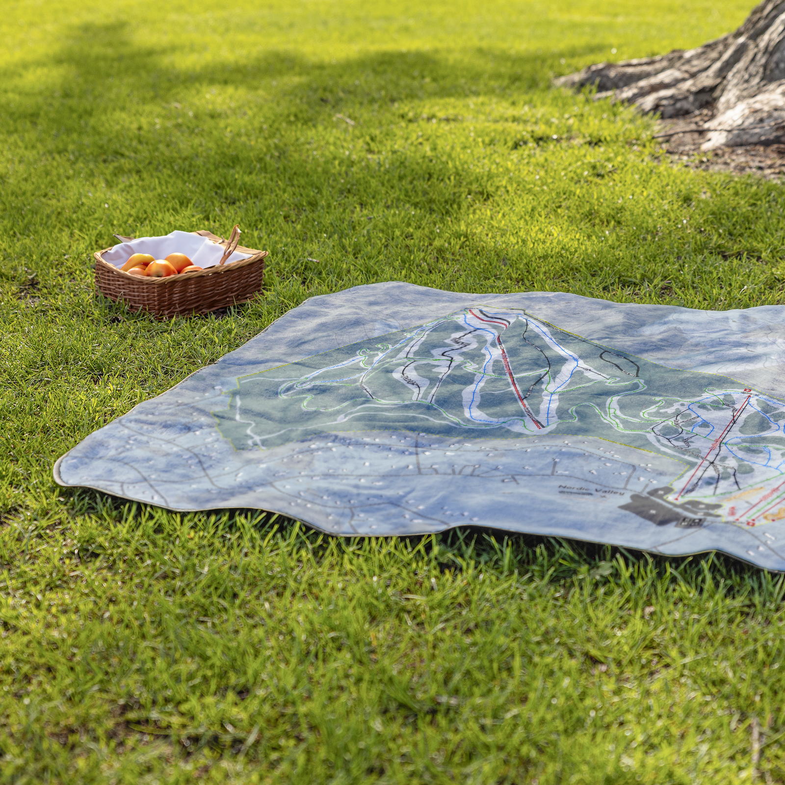NordicValley_StadiumBlanket_Lifestyle_Grass_V_AS_Mockup.png