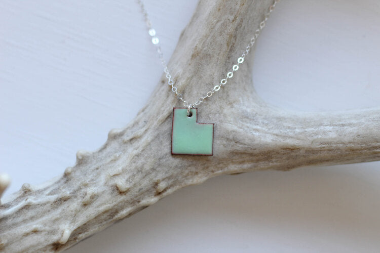 ENAMELED UTAH PENDANT NECKLACE - Powderaddicts